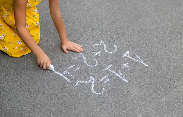 Niño Escribe Matemáticas Pavimento Enfoque Selectivo Verano —  Fotos de Stock