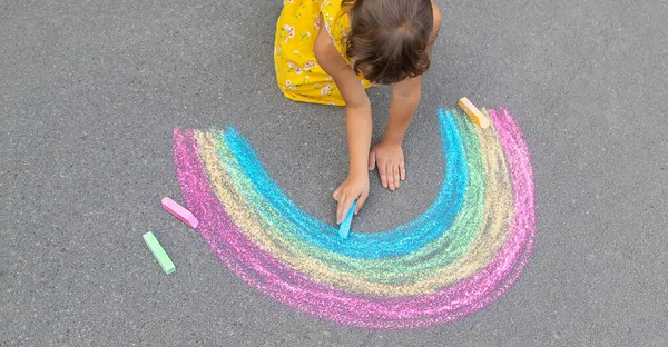 Enfant Dessine Arc Ciel Sur Asphalte Concentration Sélective Gamin — Photo