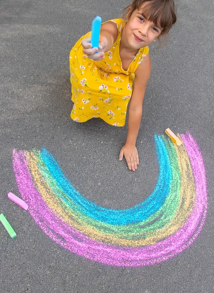 Ein Kind Zeichnet Einen Regenbogen Auf Den Asphalt Selektiver Fokus — Stockfoto