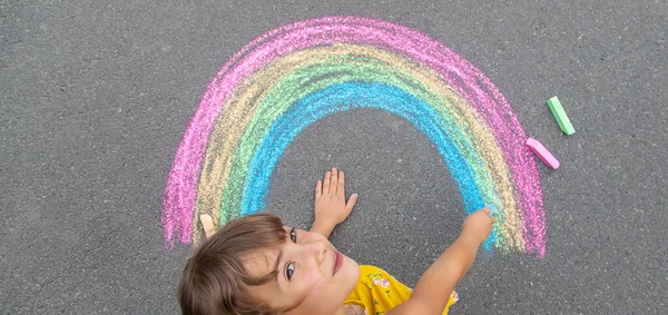 Ein Kind Zeichnet Einen Regenbogen Auf Den Asphalt Selektiver Fokus — Stockfoto