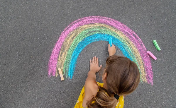 Ein Kind Zeichnet Einen Regenbogen Auf Den Asphalt Selektiver Fokus — Stockfoto