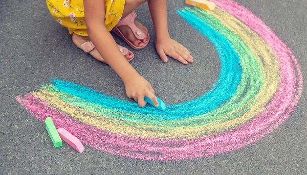 Ein Kind Zeichnet Einen Regenbogen Auf Den Asphalt Selektiver Fokus — Stockfoto