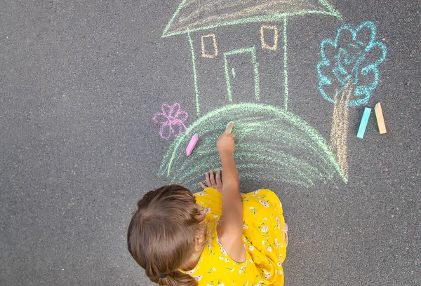 Enfant Dessine Une Maison Sur Asphalte Concentration Sélective Enfant — Photo