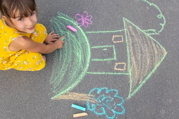 Das Kind Zeichnet Ein Haus Auf Den Asphalt Selektiver Fokus — Stockfoto