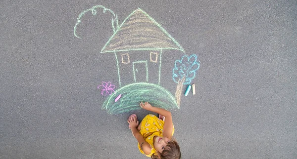 Criança Desenha Uma Casa Asfalto Foco Seletivo Miúdo — Fotografia de Stock