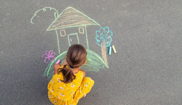 Barnet Ritar Ett Hus Asfalten Selektivt Fokus Grabben — Stockfoto