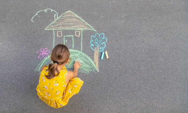 Дитина Малює Будинок Асфальті Вибірковий Фокус Дитина — стокове фото