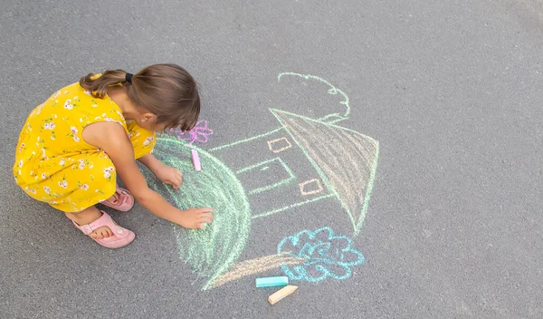 Das Kind Zeichnet Ein Haus Auf Den Asphalt Selektiver Fokus — Stockfoto