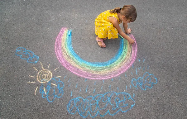 Een Kind Tekent Een Regenboog Het Asfalt Selectieve Focus Jongen — Stockfoto