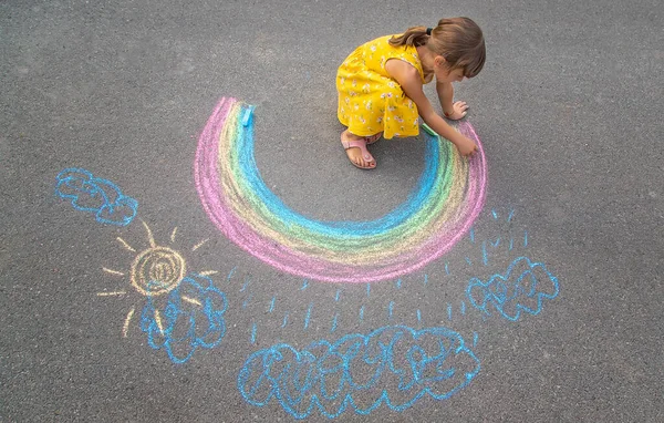 Enfant Dessine Arc Ciel Sur Asphalte Concentration Sélective Gamin — Photo