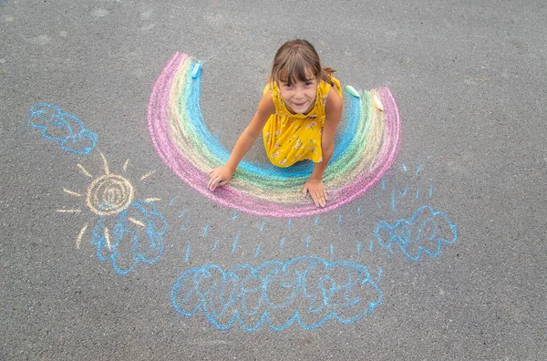 Bambino Disegna Arcobaleno Sull Asfalto Concentrazione Selettiva Bambino — Foto Stock