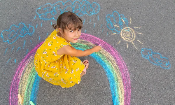 Enfant Dessine Arc Ciel Sur Asphalte Concentration Sélective Gamin — Photo