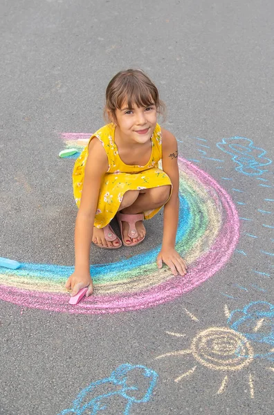 Enfant Dessine Arc Ciel Sur Asphalte Concentration Sélective Gamin — Photo