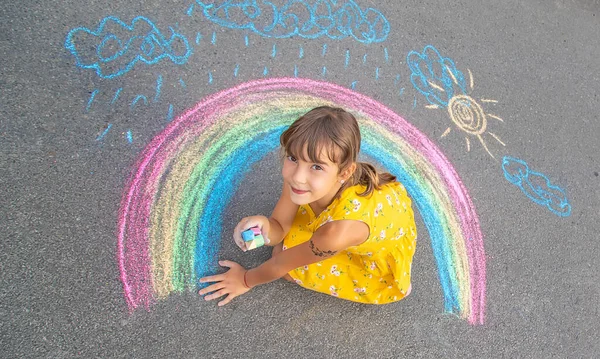 Enfant Dessine Arc Ciel Sur Asphalte Concentration Sélective Gamin — Photo