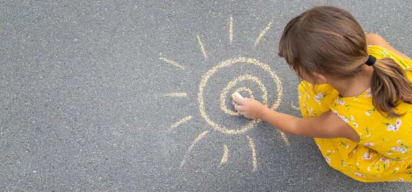 Das Kind Zieht Die Sonne Auf Den Asphalt Selektiver Fokus — Stockfoto