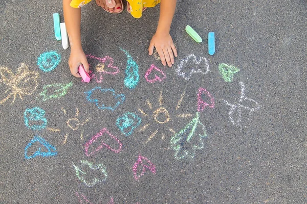 Dziecko Rysuje Asfalcie Kredą Wybiórcze Skupienie Dzieciaku — Zdjęcie stockowe