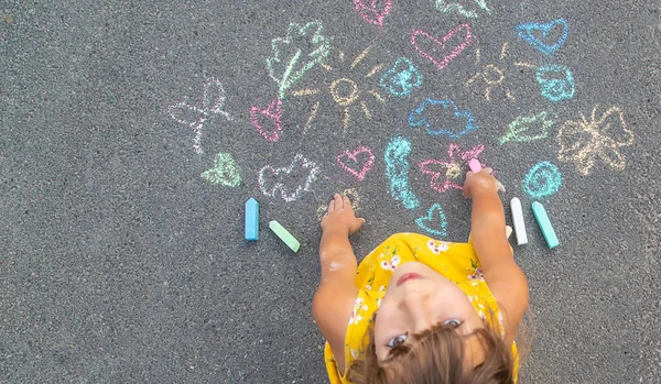 Das Kind Zeichnet Mit Kreide Auf Den Asphalt Selektiver Fokus — Stockfoto