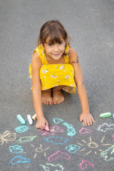 Das Kind Zeichnet Mit Kreide Auf Den Asphalt Selektiver Fokus — Stockfoto