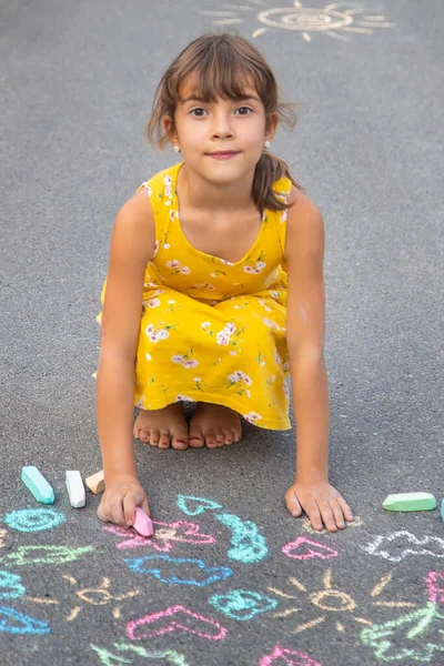 Das Kind Zeichnet Mit Kreide Auf Den Asphalt Selektiver Fokus — Stockfoto