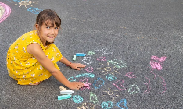 Das Kind Zeichnet Mit Kreide Auf Den Asphalt Selektiver Fokus — Stockfoto