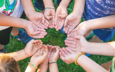 Çocuklar ellerini birleştiriyor. Seçici odaklanma. insanlar.