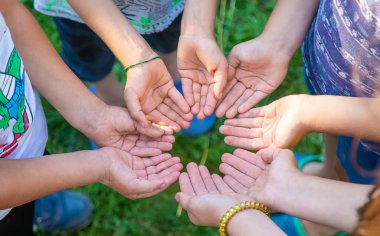 Çocuklar ellerini birleştiriyor. Seçici odaklanma. insanlar.