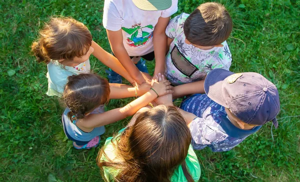 Die Kinder Legten Ihre Hände Zusammen Selektiver Fokus Menschen — Stockfoto