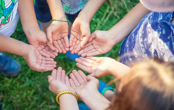 Los Niños Juntaron Sus Manos Enfoque Selectivo Gente — Foto de Stock