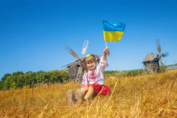 Дитина Національному Українському Костюмі Вибіркове Зосередження — стокове фото