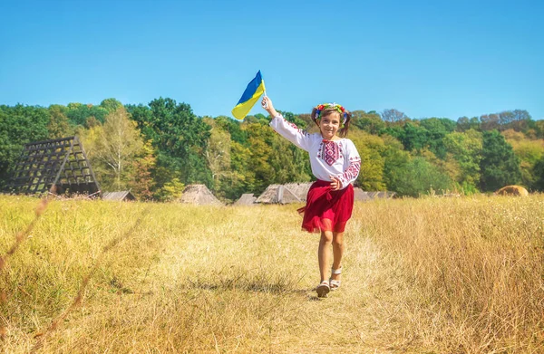 Uma Criança Com Traje Nacional Ucraniano Foco Seletivo — Fotografia de Stock