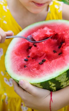 Çocuk kaşıkla karpuz yiyor. Seçici odaklanma. yiyecek.