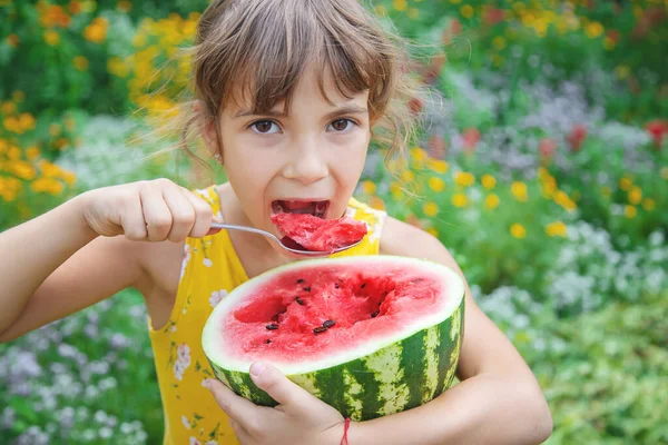 Çocuk Kaşıkla Karpuz Yiyor Seçici Odak — Stok fotoğraf