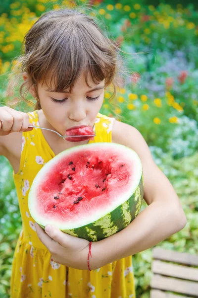 Het Kind Eet Een Watermeloen Met Een Lepel Selectieve Focus — Stockfoto