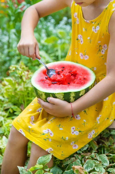 Bambino Mangia Anguria Con Cucchiaio Concentrazione Selettiva Cibo — Foto Stock