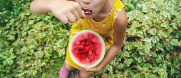 Het Kind Eet Een Watermeloen Met Een Lepel Selectieve Focus — Stockfoto