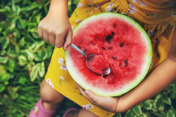 Çocuk kaşıkla karpuz yiyor. Seçici odaklanma. yiyecek.