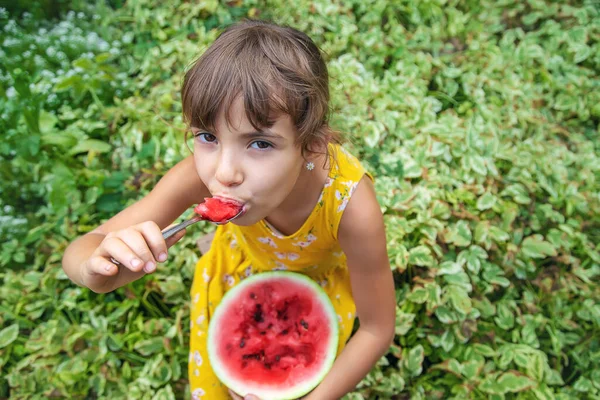 Bambino Mangia Anguria Con Cucchiaio Focus Selettivo — Foto Stock