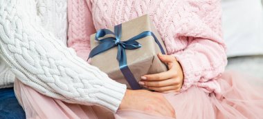 Ellerinde hediyelerle aşık insanlar. Seçici odaklanma. Mutlu..