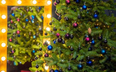 Süslü ve hediyeli Noel ağacı. Seçici odaklanma. Mutlu..