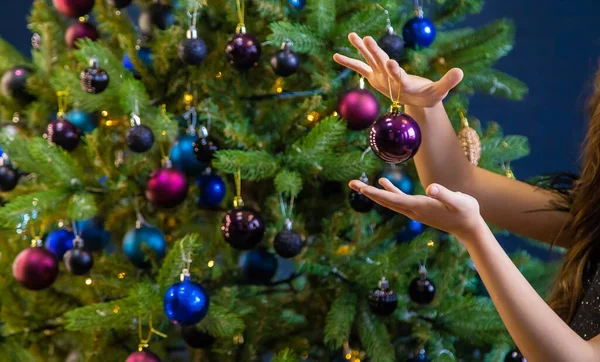 飾りや贈り物とクリスマスツリー 選択的集中 — ストック写真