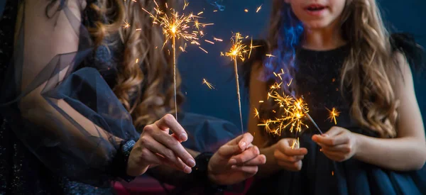 Personas Con Bengalas Fondo Navidad Enfoque Selectivo Feliz — Foto de Stock