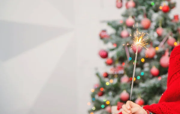 Personas Con Bengalas Fondo Navidad Enfoque Selectivo Feliz —  Fotos de Stock