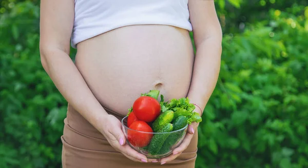 Uma Mulher Grávida Com Vegetais Nas Mãos Foco Seletivo Alimentos — Fotografia de Stock