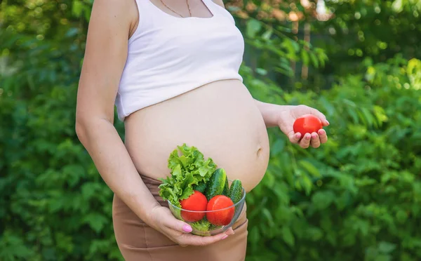 Uma Mulher Grávida Com Vegetais Nas Mãos Foco Seletivo Alimentos — Fotografia de Stock