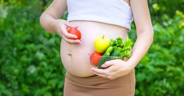 Gravid Kvinna Med Grönsaker Händerna Selektivt Fokus Livsmedel — Stockfoto