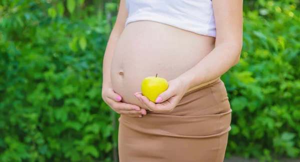 リンゴを手に妊娠中の女性 選択的フォーカス 食べ物 — ストック写真