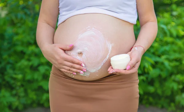 ストレッチマークのためのクリームを持つ妊婦 選択的フォーカス — ストック写真