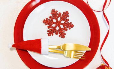 Noel sofrası ve dekorasyonu. Seçici odaklanma. Doğa.