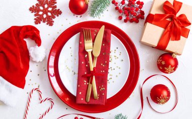 Noel sofrası ve dekorasyonu. Seçici odaklanma. Doğa.