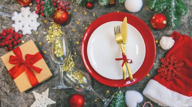 Noel sofrası ve dekorasyonu. Seçici odaklanma. Doğa.